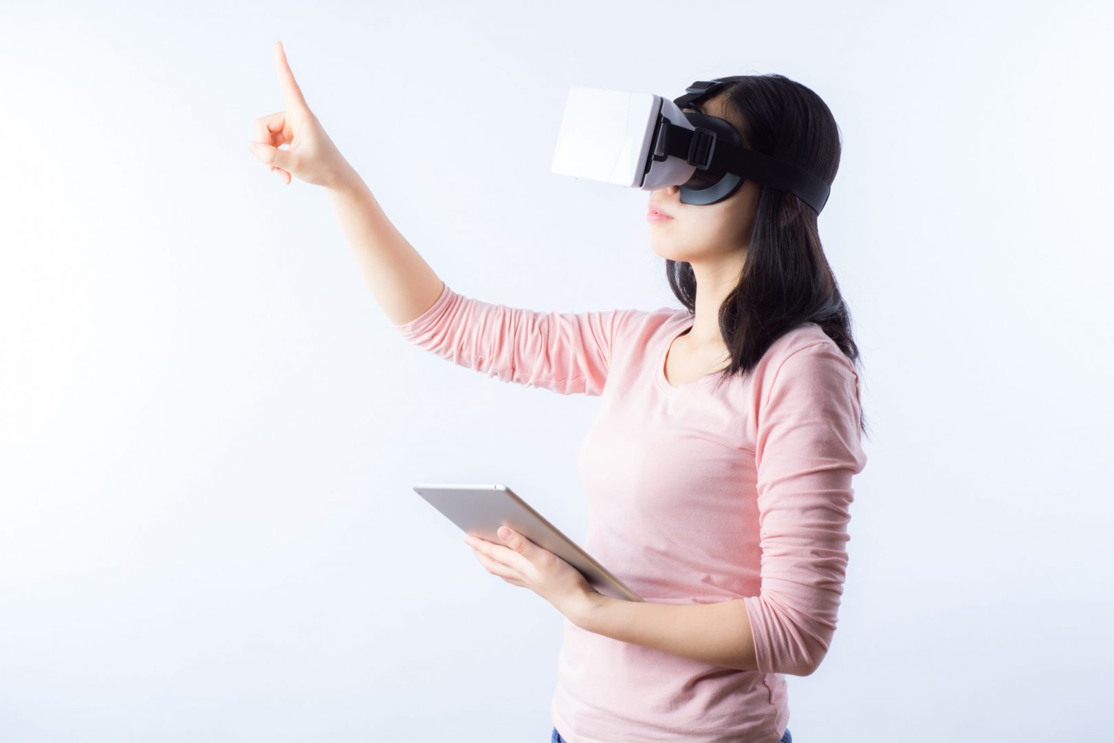 Realidade virtual na prática Usuária da realidade virtual em demonstração com o uso do óculos e do seu tablet