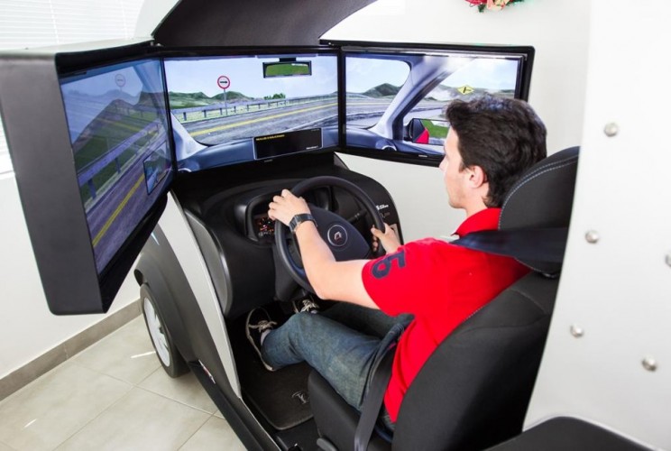 Jovem fazendo uso do simulador de dirigibilidade Utilizando-se de simulações para obtenção da carteira de motorista.